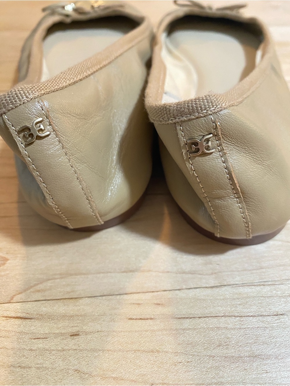 NEW Sam Edelman Tan Leather Ballet Flats Size 9.5 Logo Charms - Picture 4 of 8